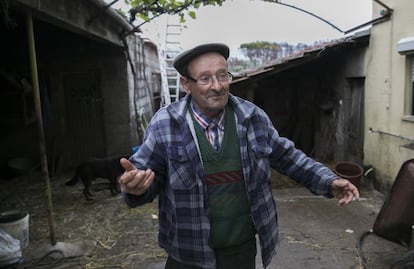 En la imagen, Mario, de 75 anos, que se salvo del incendio porque permaneci pegado contra un tanque de agua toda la noche y se resguard en su casa despus.