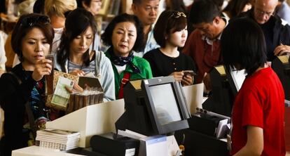 Turistas japonesas en la tienda del Museo del Prado de Madrid.