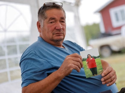 Darryl Burns sostiene una foto de su hermana Gloria, asesinada en el ataque del domingo pasado en Weldon, Saskatchewan, Canadá.