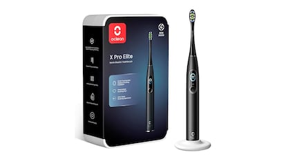 Escovas de dentes elétricas em um fundo branco.