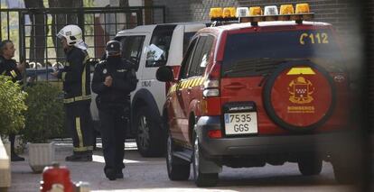 A security team outside the apartment complex where the Ebola-infected nursing assistant lives.