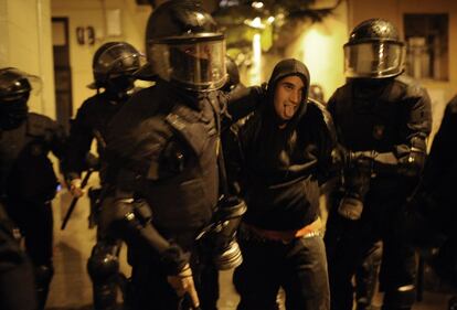 Uno de los manifestantes detenidos el miércoles es conducido por los Mossos d'Esquadra.