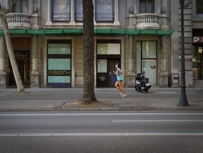 Una noia corre pel lateral de l'avinguda Diagonal.