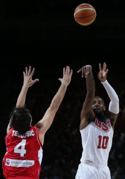 Irving lanza a canasta ante Teodosic.