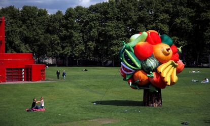 Vista general de la escultura 'El árbol de la fruta', del artista coreano Choi Jeong Hwa, expuesta en un parque de París (Francia).