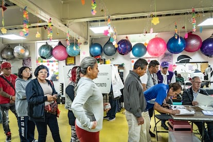 Ciudadanos votan en la Utopía Meyehualco, en Ciudad de México.