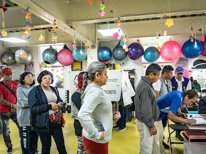 Ciudadanos votan en la Utopía Meyehualco, en Ciudad de México.