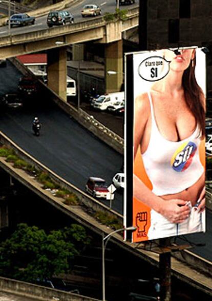 Propaganda electoral a favor del <i>sí</i> en una de las principales autopistas de Caracas.