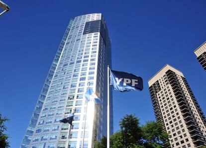 Vista del edificio de la petrolera YPF en Buenos Aires.