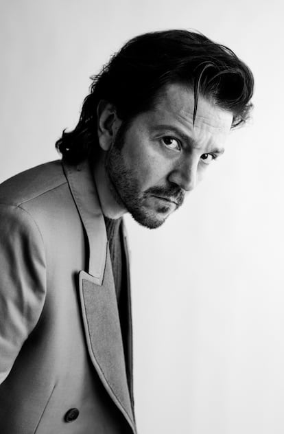 Diego Luna viste jersey y chaqueta Etro.