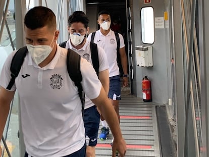 Los jugadores del Fuenlabrada, tras aterrizar el pasado lunes en A Coruña.