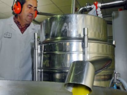 Un operario toma una muestra para evaluar la calidad del aceite de oliva.