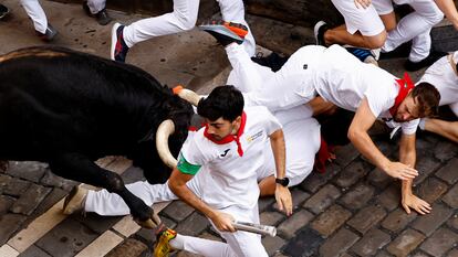 Corredores en el quinto encierro de San Fermín, este jueves.