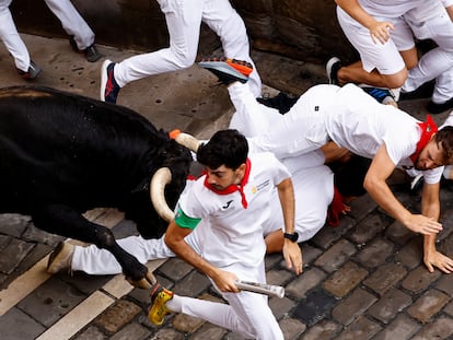 Corredores en el quinto encierro de San Fermín, este jueves.