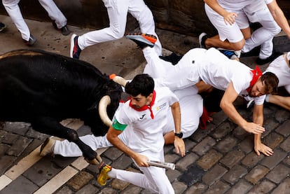 Varios corredores caen al suelo al paso de uno de los toros de la ganadería de Domingo Hernández, este jueves. 