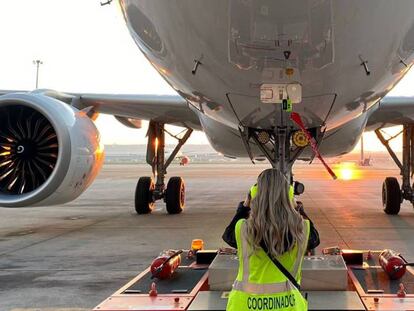 Iberia firma un acuerdo con los sindicatos para hacer fijos a 1.692 trabajadores de Aeropuertos