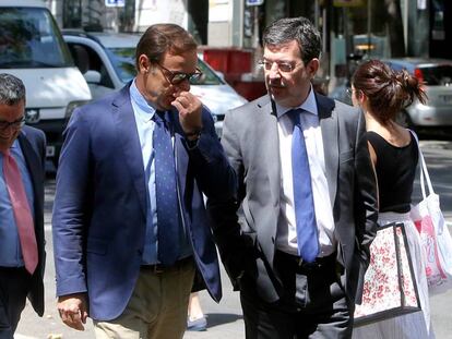 El juez Fernando Andreu, a la derecha, a la entrada de la Audiencia Nacional.