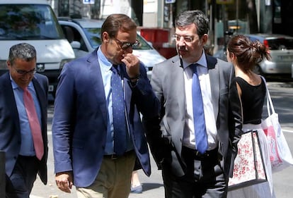 El juez Fernando Andreu, a la derecha, a la entrada de la Audiencia Nacional.