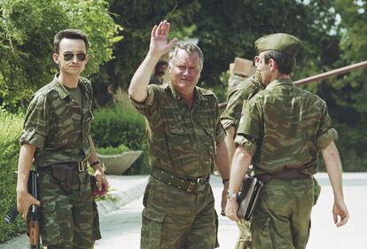 Ratko Mladic saluda a los periodistas en el verano de 1992, en el aeropuerto de Sarajevo.