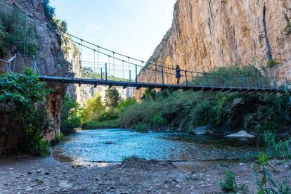 Un tramo de la Ruta de los Puentes Colgantes de Chulilla (Comunidad Valenciana).