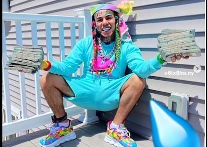 Fajos de billetes y una tobillera electrónica para asegurar que cumple su arresto domiciliario. La definición perfecta de 6ix9ine