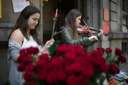 Música y rosas en la Diada de Sant Jordi.