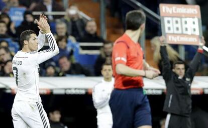 Cristiano saluda al p&uacute;blico del Bernab&eacute;u antes de ser sustituido por Chicharito en el partido de Liga ante el Celta