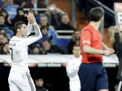 Cristiano saluda al p&uacute;blico del Bernab&eacute;u antes de ser sustituido por Chicharito en el partido de Liga ante el Celta