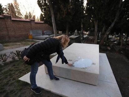 Pintura vertida sobre la tumba de Dolores Ibárruri, en el cementerio civil de La Almudena. 