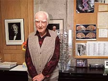 Francis Crick en, el Instituto Salk (California), en 2002.