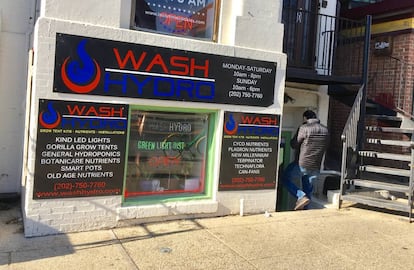 Un hombre entra en una tienda en la ciudad de Washington donde se puede comprar marihuana