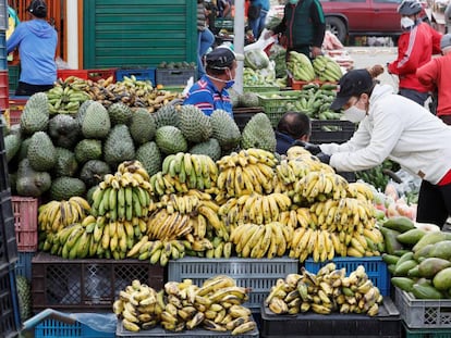 Un vendedora en la plaza de mercado Corabastos de Bogotá (Colombia). Comerciantes y cultivadores garantizan el abastecimiento alimentario durante la cuarentena hasta el próximo 26 de abril para evitar el coronavirus.