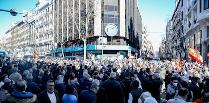 Manifestación de apoyo a Díaz Ayuso en la sede del Partido Popular, este domingo