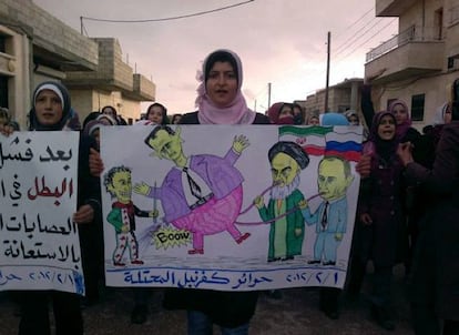 Una manifestante lleva un cartel en protesta por la represión en Siria.