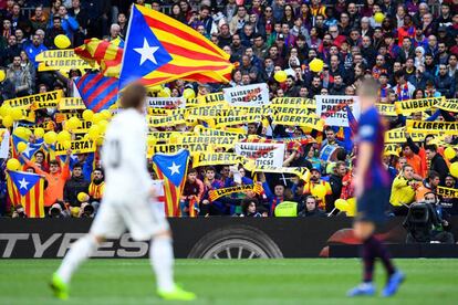 Esteladas y mensajes políticos durante el clásico del curso pasado en el Camp Nou.