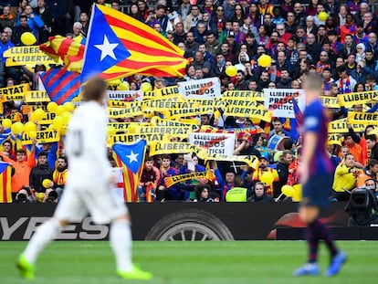 Esteladas y mensajes políticos durante el clásico del curso pasado en el Camp Nou.