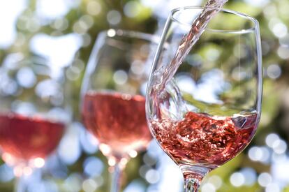 <p class="p1"><strong>¿Quién lo dice? </strong>Un estudio comisionado por la web francesa especializada en vinos <em>French Wines with Style.</em><br /><strong>¿Cómo lo prueba?</strong> Este estudio, sobre la relación entre las distintas personalidades y los gustos en vino, concluyó que los aficionados al rosado (que, por cierto, es un 11 % de los compradores de vino en Reino Unido) son lo más sociables, encantadores y gritones del lugar. Según añadió el 'Daily Mail', Facebook es su red social de referencia. Este mismo estudio dejó otras curiosidades: que los que beben vino tinto son los que más se casan y los que beben vino blanco los que más disfrutan quedándose en casa y los más conformistas con la vida en general.</p>