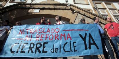 Un grupo de personas pide el cierre del CIE de Algeciras.