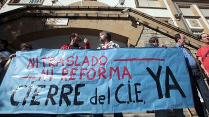 Un grupo de personas pide el cierre del CIE de Algeciras.