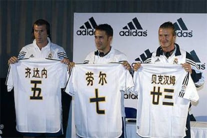 Zidane, Raúl y Beckham, jugadores del Real Madrid, portan camisetas del club con sus nombres en caracteres chinos durante la gira asiática del año 2003.