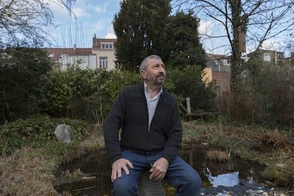 El médico español Adriàn Conesa, en el jardín de su casa, en Bélgica.