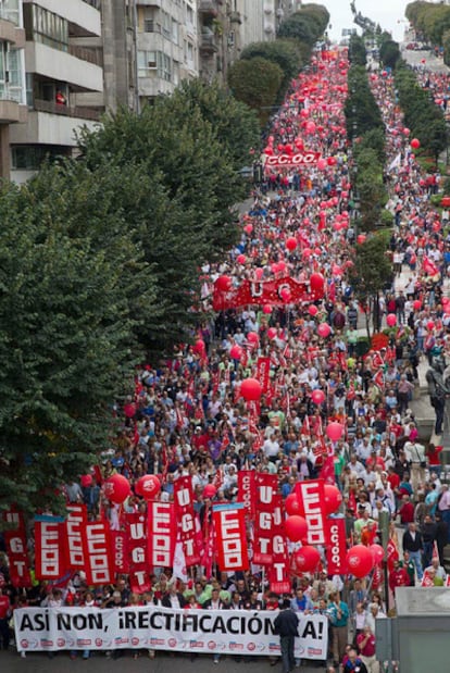 Manifestación de UGT y CC OO por la Gran Vía de Vigo, la más multitudinaria de Galicia.