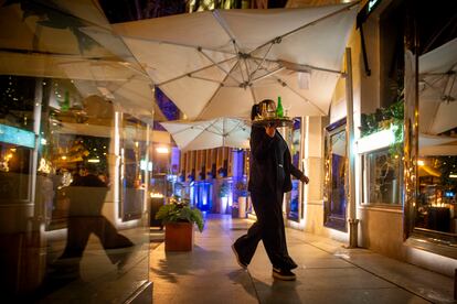 Una camarera trabajando de madrugada en un céntrico restaurante de Madrid.