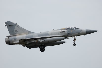 Un caza Mirage 2000-5 de las fuerzas aéreas de Taiwan despega de la base de Hsinchu, este sábado.