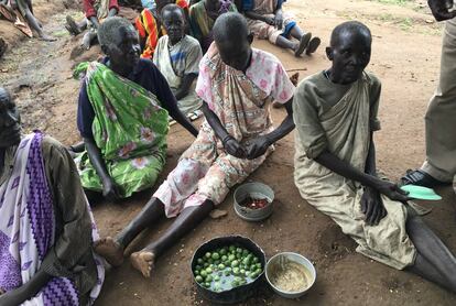 Ancianas sursudanesas preparan el único alimento a su disposición: una pasta de frutos salvajes y semillas que causa diarrea a muchos niños. Un flujo continuo de personas abandona el país para sobrevivir en campos de refugiados de Kenia y Uganda.
