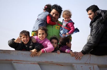 Una familia huida de Faluya llega a Kerbala, en Irak.