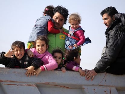 Una familia huida de Faluya llega a Kerbala, en Irak. 