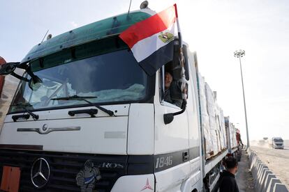 Un camionero en el cruce fronterizo de Rafah entre Egipto y la franja de Gaza, este domingo. 