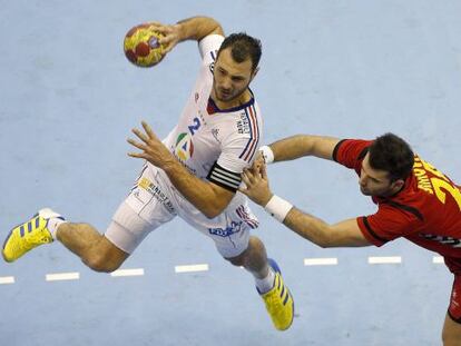 Jerome Fernandez trata de lanzar ante Marko Simovic.