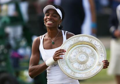 Venus Williams posa con el trofeo de Wimbledon logrado en 2007 frente a Marion Bartoli.